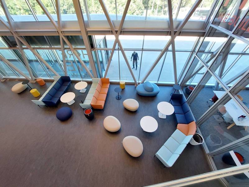 Espace détente moderne avec Poufs Sisters à Kedge Marseille.