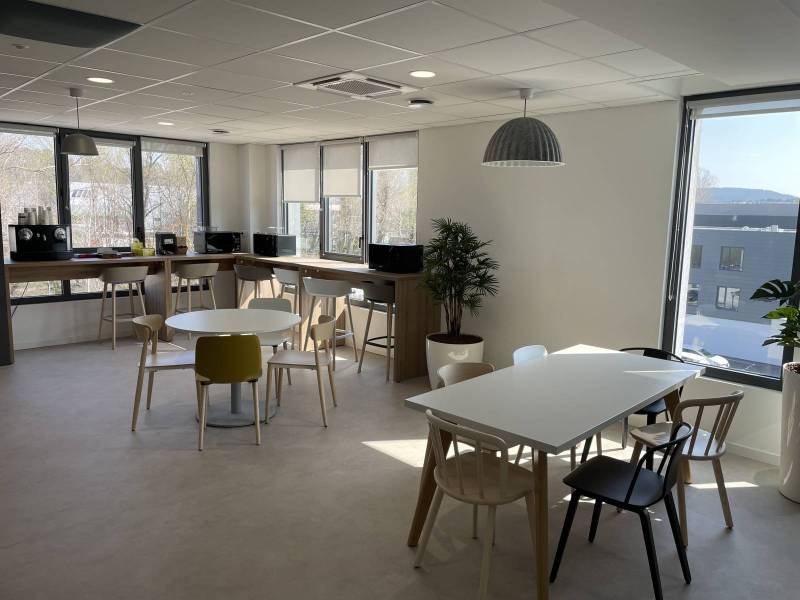 Espace cafétéria moderne aménagé par DMB Aménagement chez Supersonic Imagine Aix en Provence.