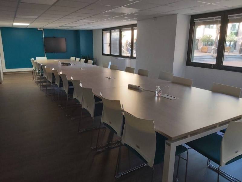 Salle de réunion aménagée avec tables et chaises pour 30 personnes à Marseille